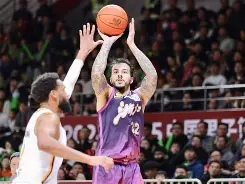 中国九游体育-江苏肯帝亚男篮新外援史密斯